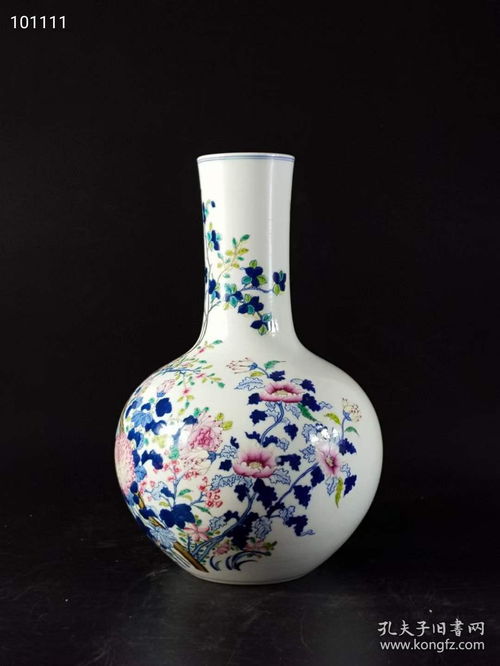 精品 大清雍正官窯 手繪青花粉彩花卉天球瓶 純手工制作 繪畫精細花瓣層層疊疊,層次分明,瓷質(zhì)如玉,底足自然磨損,器型周正美觀保存完好無損 尺寸如圖買家自鑒